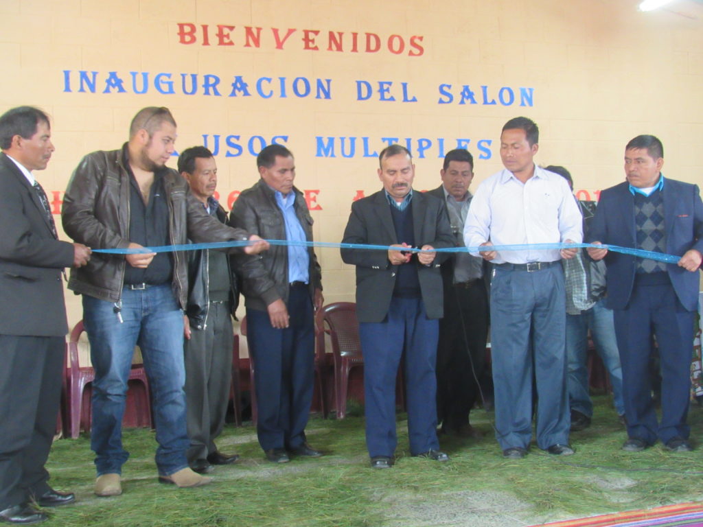 Alcalde Municipal, Inaugurando Salón Aldea Talhuito.